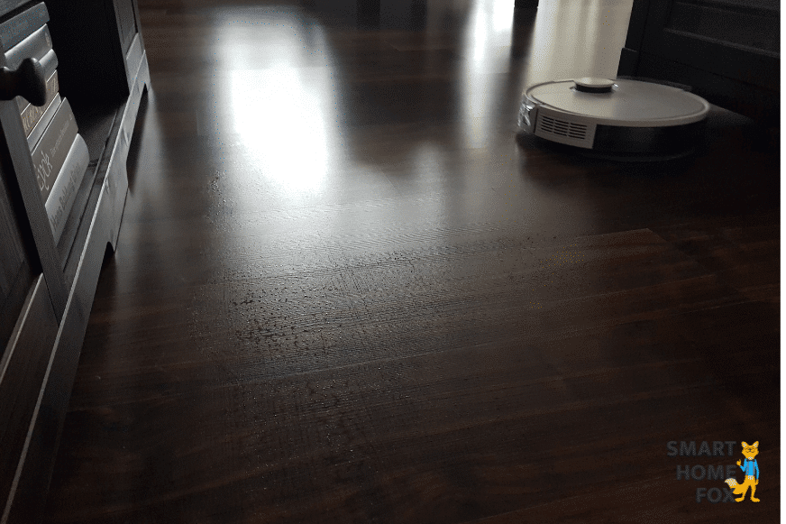 Ecovacs Deebot N8 PRO wischt den Boden im Wohnzimmer
